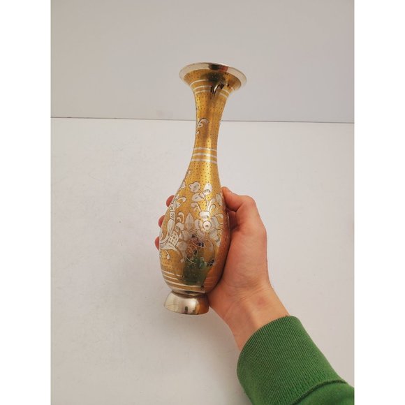 Vintage etched brass vase with flowers design - Picture 3 of 10